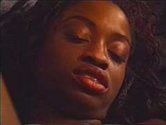 Black Lady beim Toyficken in pinken Dessous (8)