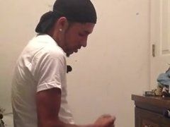 Schwarzer Knabe wichst sich einen